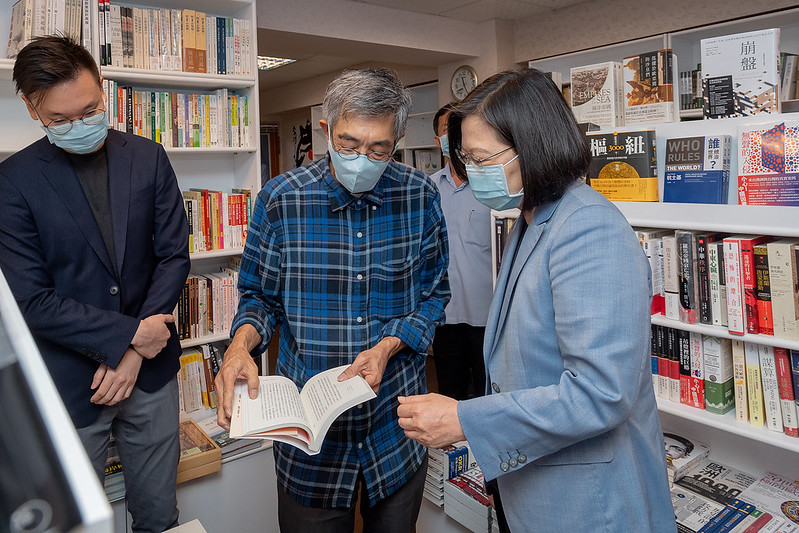 參訪銅鑼灣書店　總統：政府已成立專案工作小組提供香港朋友協助　盼共同為自由、民主發展努力