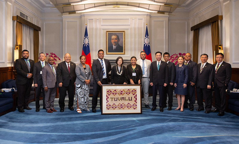 總統與吐瓦魯國司法、通訊暨外交部長柯飛伉儷訪團合影