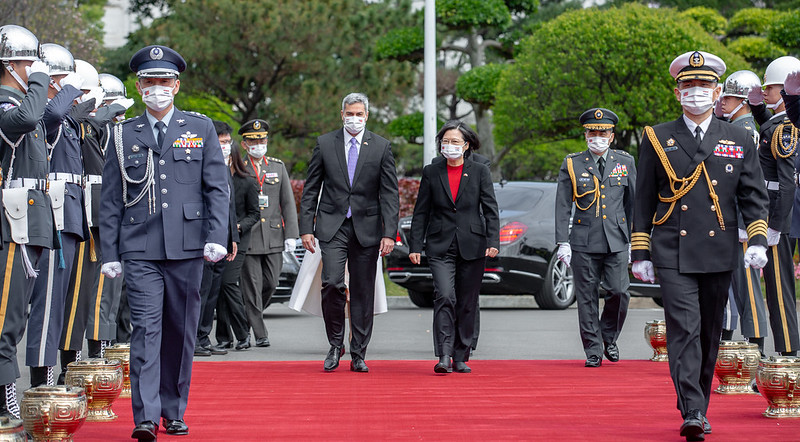 蔡英文總統今（16）日上午以隆重軍禮歡迎巴拉圭共和國總統阿布鐸（Mario Abdo Benítez）伉儷