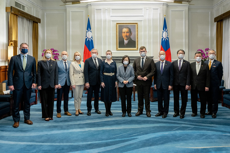 總統與「立陶宛國會國安及國防事務議員訪問團」合影