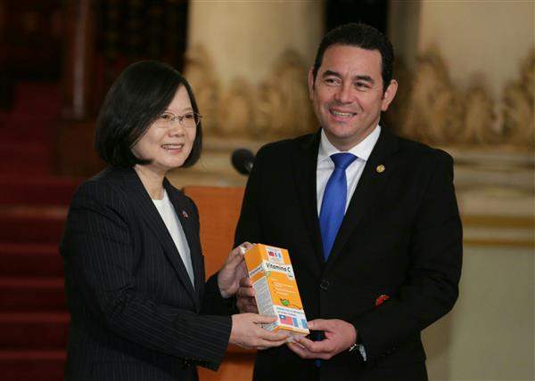 蔡英文總統致贈藥品予瓜國總統(Jimmy Morales)，象徵促進兩國醫療與教育之合作。