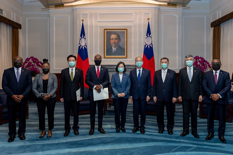 總統與海地共和國新任駐臺特命全權大使潘恩及在場觀禮人員合影