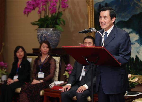 馬英九總統指出，他自2008年上任以來，依據「壯大臺灣、連結亞太、布局全球」的經濟策略，積極與主要貿易夥伴洽簽自由貿易協定（FTA），例如在2010年與中國大陸簽署《兩岸經濟合作架構協議》（ECFA）、2011年與日本簽署《臺日投資協議》，並於去年與紐西蘭及新加坡簽署經濟合作協議，且與美國重啟《貿易暨投資架構協定》（TIFA）協商，並期雙方儘速洽簽《雙邊投資協定》（BIA）。凡此足證ECFA已有效扮演「敲門磚」的角色，促使更多國家願意與我洽簽具自由貿易協定性質的經濟合作協定。（4-2）