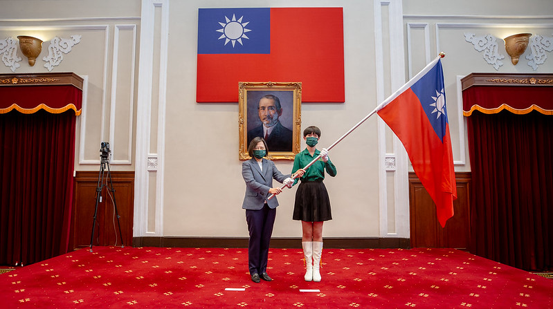 總統頒授國旗予代表同學汪庭羽，為同學們加油打氣