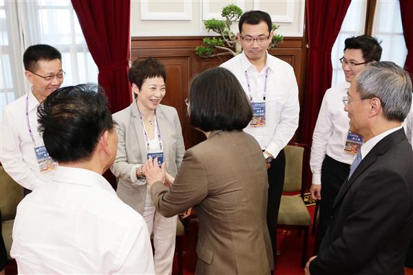 推動「五大創新產業」　總統盼臺商回臺投資，重新點燃臺灣經濟發展的引擎