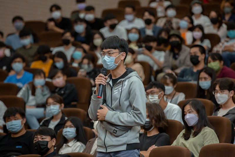 學生們發問踴躍，包括副總統對政黨政治的看法與展望、未來臺灣如何走向國際、臺灣的防疫政策等議題