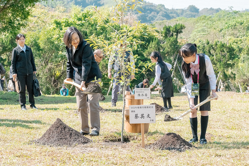 蔡英文總統今（12）日上午出席「113年一起集點樹－植樹節植樹活動」