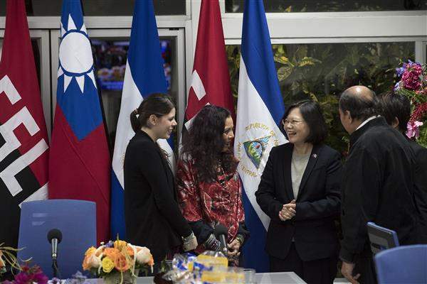 尼加拉瓜奧德嘉(José Daniel Ortega Saavedra)總統向蔡英文總統介紹其家人成員