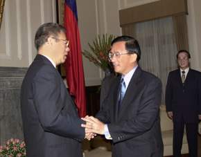 總統接見美國北加州中華會館主席團回國參訪團-陳水扁總統與來賓握手致意