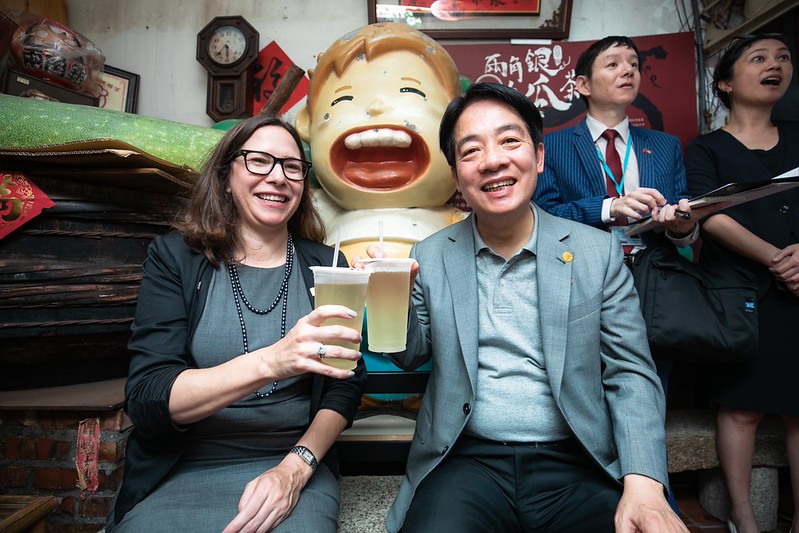 副總統陪同美國在台協會主席羅森柏格參訪臺南，購買「兩角銀冬瓜茶」一同享用