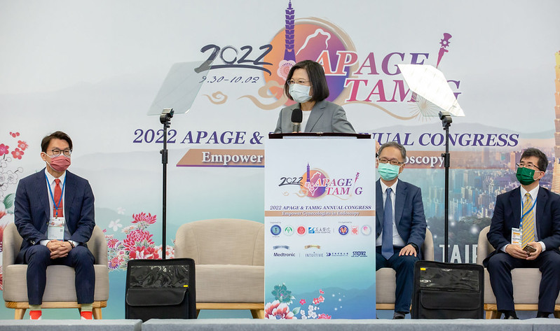 蔡英文總統今（1）日下午出席「第22屆亞太婦產科內視鏡暨微創治療醫學會（APAGE）學術年會及台灣婦產科內視鏡暨微創醫學會（TAMIG）年會暨會員大會」