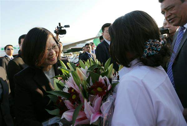 蔡英文總統抵達薩爾瓦多，接受僑界代表熱烈歡迎