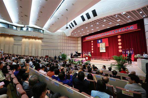 馬英九總統出席「臺灣光復68週年紀念大會暨頒獎典禮」。（4-2）