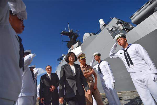 蔡英文總統視導海軍迪化艦。