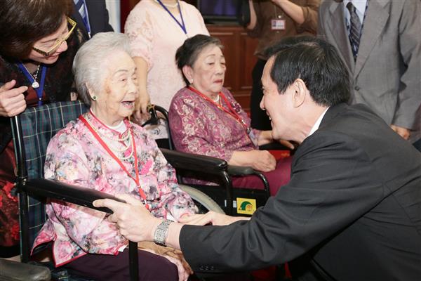 馬英九總統接見105年臺灣省模範母親代表暨眷屬，除肯定獲獎母親們展現的無私母愛，並說明政府照顧弱勢家庭及職業婦女之努力與成果。