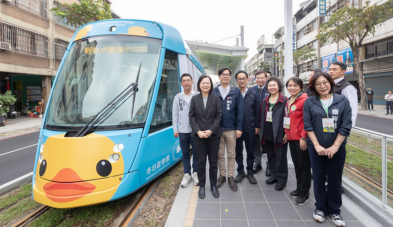 高雄環狀輕軌成圓試營運   總統：輕軌成圓高雄更便捷   逐步完善高雄大眾運輸系統   加速城市邁進 