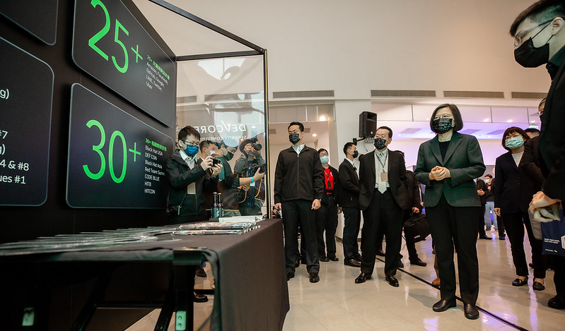總統參觀「鴻海研究院」、「戴夫寇爾」、「Panasonic」、「奧義智慧科技」、「TXOne Networks」及「Startup Island TAIWAN」等攤位