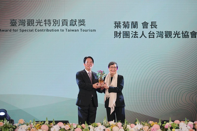副總統頒發「臺灣觀光特別貢獻獎」予台灣觀光協會會長葉菊蘭