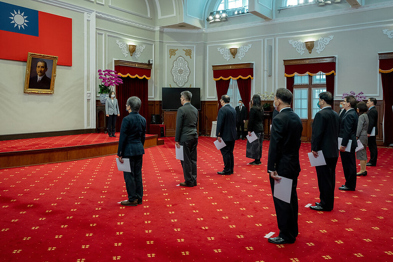 蔡英文總統今（26）日上午主持「新任行政院政務人員及駐外大使宣誓典禮」