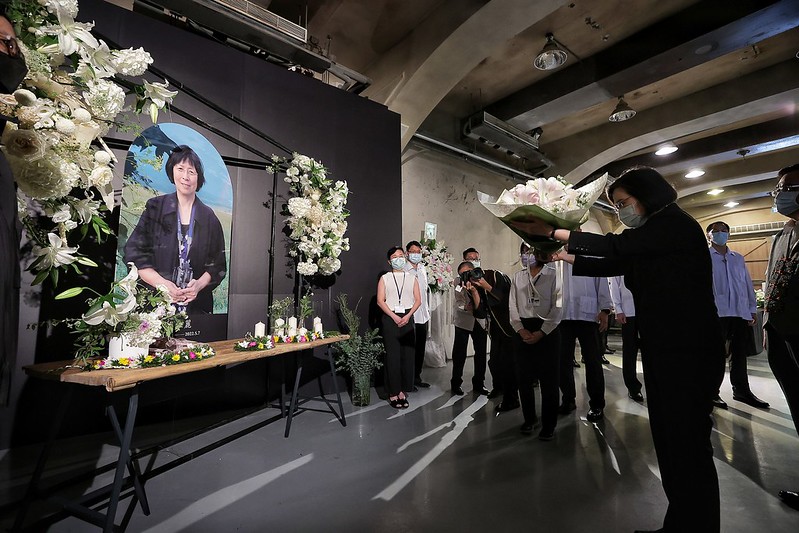 總統在胡前所長公子李赫先生陪同下至悼念區獻花