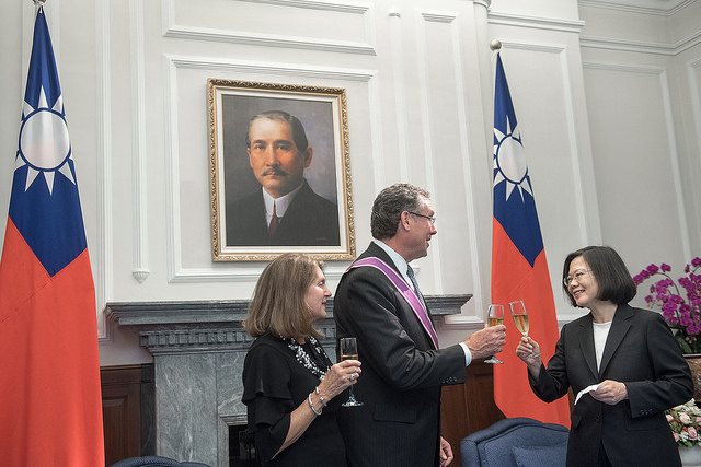 總統頒贈美國聯邦眾議院「國會台灣連線」共同主席哈博大綬景星勳章