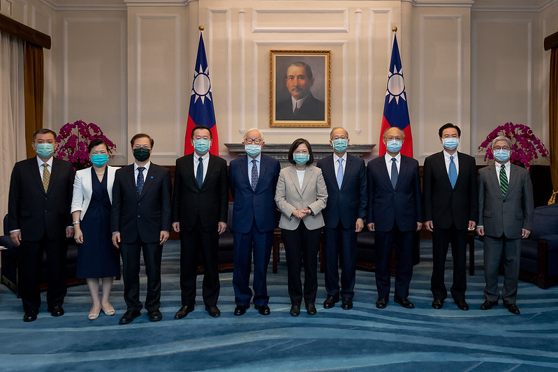 總統與「APEC領袖會議」代表張忠謀先生及在場人員合影