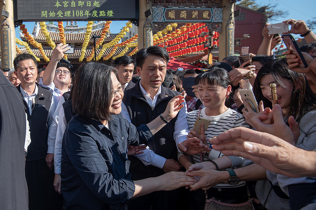 總統大年初三走訪屏東、彰化、南投等地廟宇祈福參拜並向民眾賀年