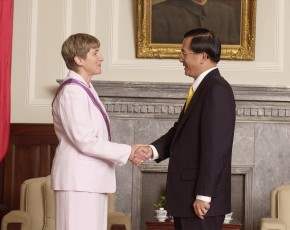 總統贈勳美國在台協會台北辦事處副處長蘇佩秋女士-陳水扁總統與來賓握手致意