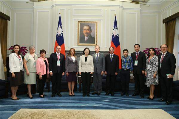 總統感謝瓜地馬拉第一夫人與吉里巴斯總統遠道前來觀禮　並盼持續深化交流合作