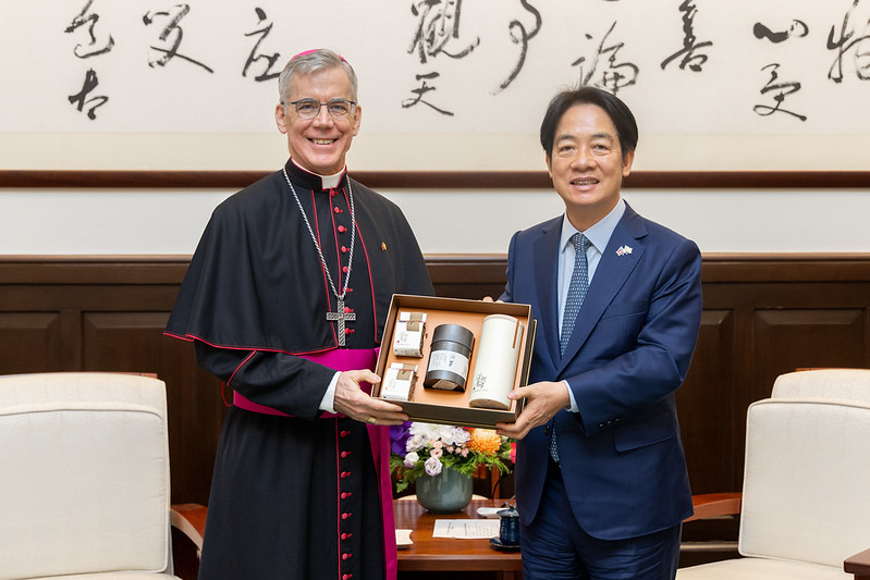 賴清德總統今（21）日下午接見教廷特使駐菲律賓大使布朗（Charles John Brown）總主教