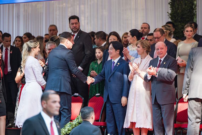 賴副總統抵達巴國總統府，與出席就職典禮的各國元首、特使等至總統府後廣場觀禮臺就座
