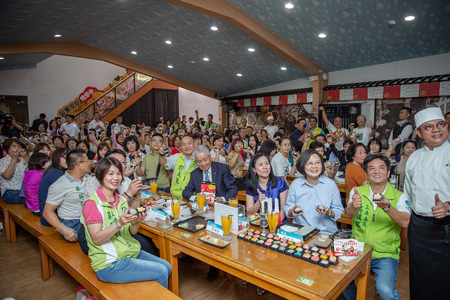 參訪手信坊創意和菓子文化館　總統肯定業者充滿創新精神，並祝福國人中秋節快樂