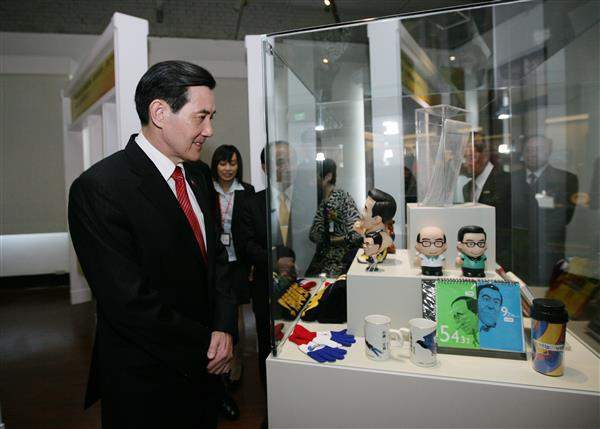 總統於國史館出席「總統副總統文物館」揭幕儀式並參觀各類文物展覽區 （8-5）