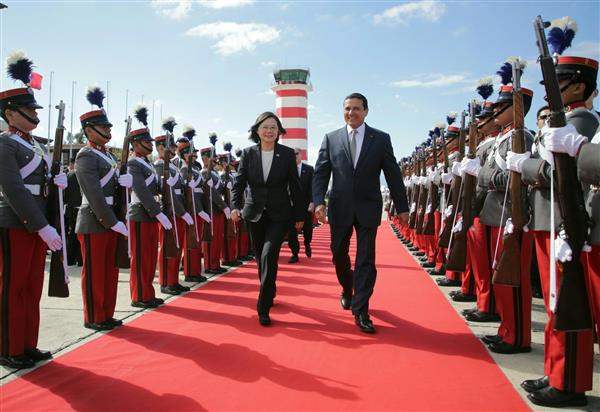 蔡英文總統抵達瓜地馬拉，由瓜國外交部長摩拉雷斯(Carlos Raúl Morales)陪同，接受禮兵致敬。