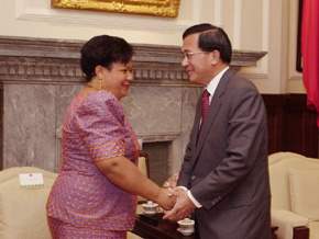 總統接見馬拉威共和國外交部長白岱爾-陳水扁總統與來賓握手致意