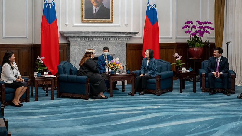 總統與馬紹爾群島共和國新任駐臺特命全權大使卡蒂爾相互交流