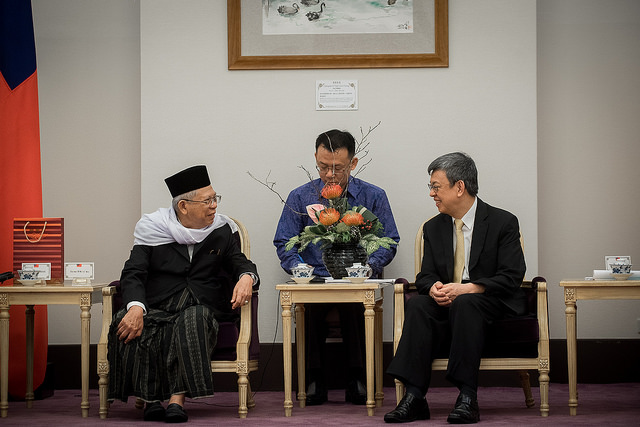 副總統接見「印尼『伊斯蘭宗教學者理事會』主席馬恩．阿明訪團」，並說明印尼是我國「新南向政策」優先推動的國家，也是臺灣極為重視的發展夥伴，對阿明主席支持我「新南向政策」，表達感謝之意
