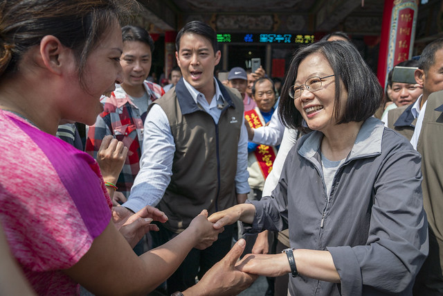 參拜雲林縣宮廟並聆聽民眾聲音，總統向鄉親說明政府政策並盼鄉親支持