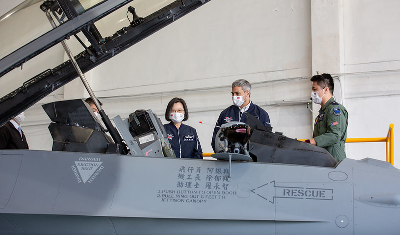 總統偕同巴拉圭總統阿布鐸參觀F-16V型機展示