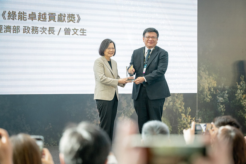 總統親自頒發「推廣太陽光電最友善服務獎」予獲獎者及單位代表