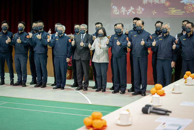總統與臺北市政府警察局中正第一分局警察同仁合影