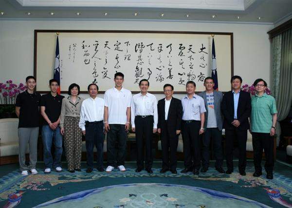 總統於本府台灣綠廳接見美國職籃NBA球員林書豪及其家人 (6-6)