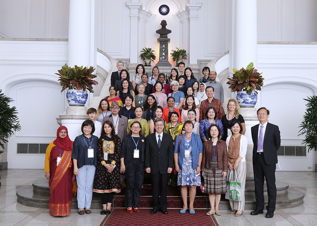副總統接見「亞洲婦女安置國際研討會」與會代表，並於會後合影