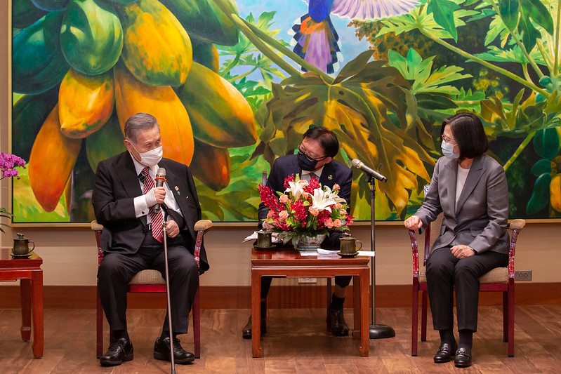 總統接見「李前總統登輝先生追思告別禮拜日本弔唁團」，並相互交流