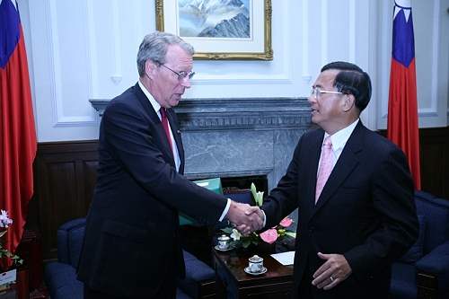 總統接見美國在台協會理事主席薄瑞光-陳水扁總統與來賓握手致意