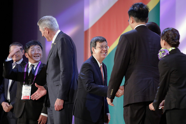 副總統出席「國際醫院聯盟第41屆世界醫院大會」開幕典禮，與與會貴賓握手致意