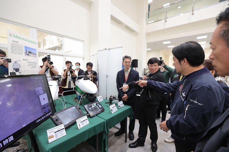 副總統至展區參觀創新應用無人機實機展示