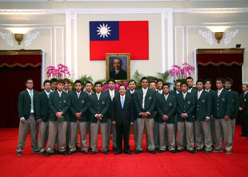總統接見2006年第15屆杜哈亞運會獲獎選手暨隊職員-陳水扁總統與杜哈亞運會獲獎選手暨隊職員全體合影