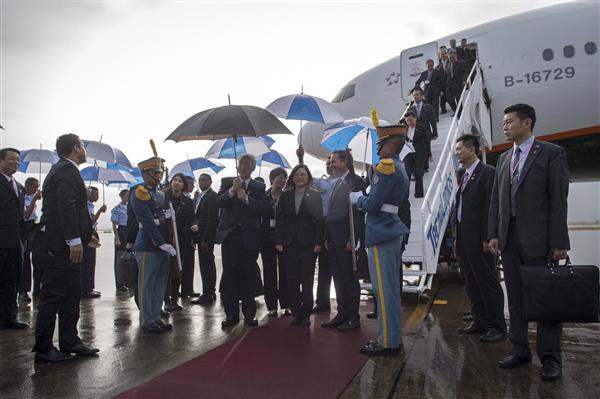 蔡英文總統抵達宏都拉斯，獲軍禮歡迎