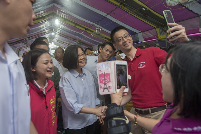 出席屏東東港黑鮪魚文化季  總統與屏東鄉親歡喜踩街